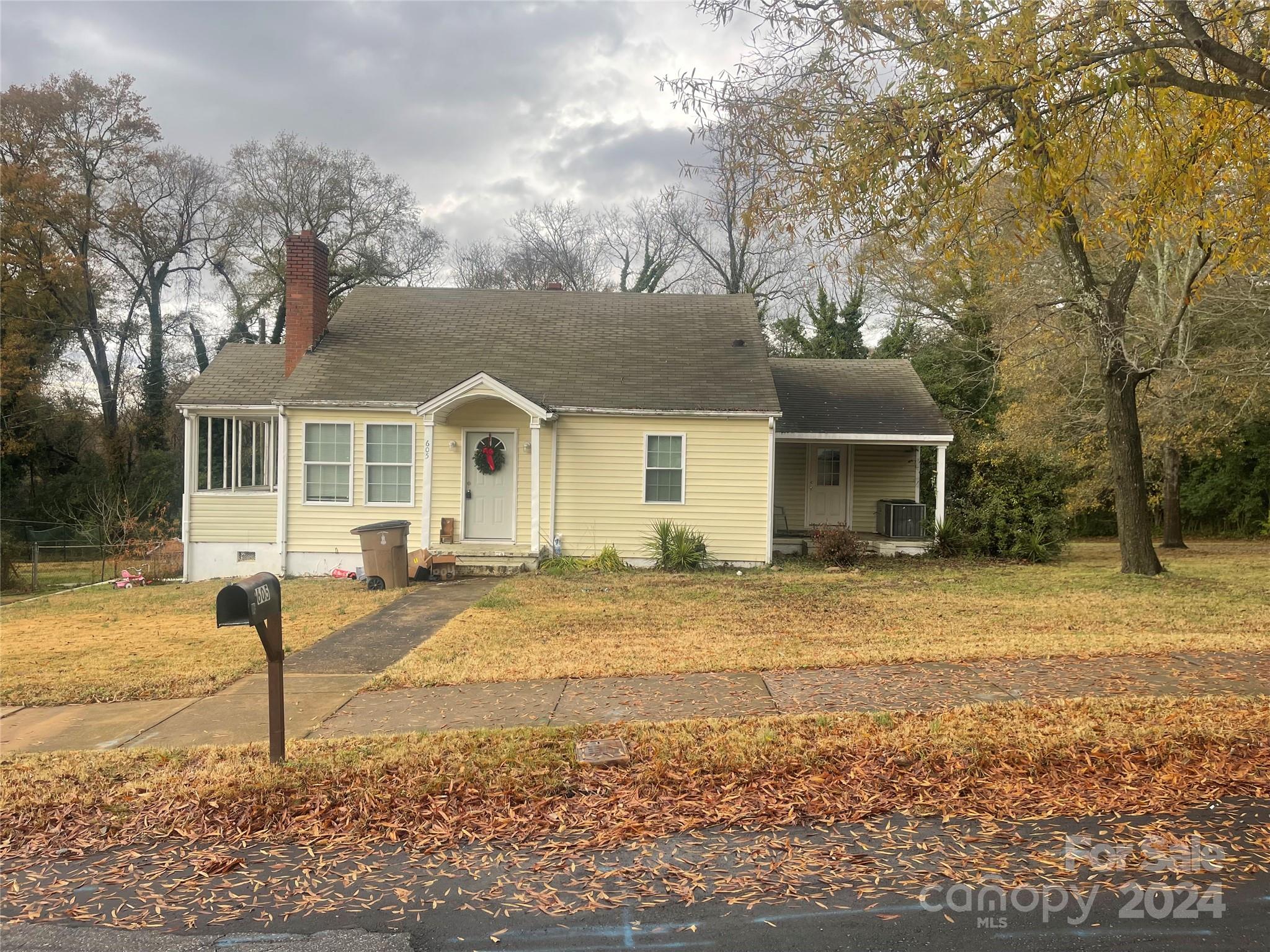 a view of a yard in front of a house