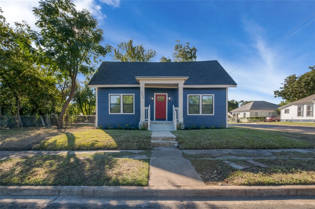 a view of a yard in front of a house