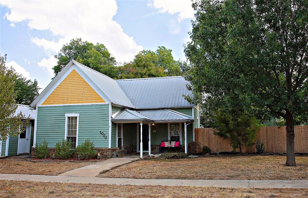 a view of a house with a yard and plants