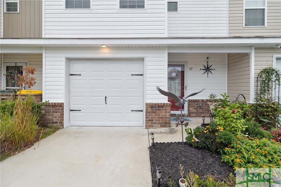 Front of the home with 1 car garage and private dr