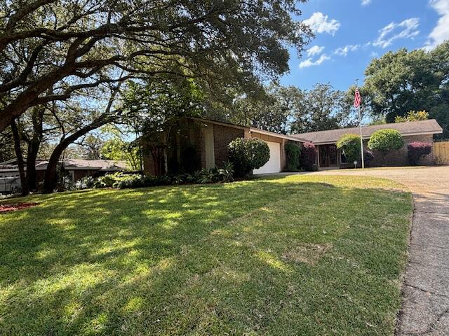 a view of a house with backyard and trees