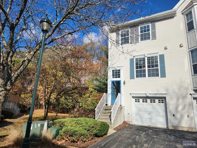 $565,000 | 1155 Chedworth Circle | Mahwah