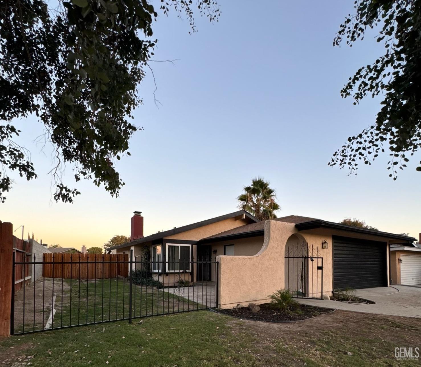 a view of a house with a backyard