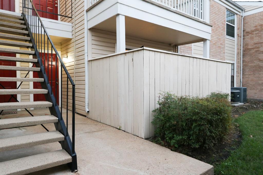 a view of entryway with front door