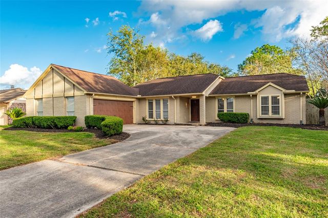 $349,000 | 1114 West Castlewood Avenue | Friendswood