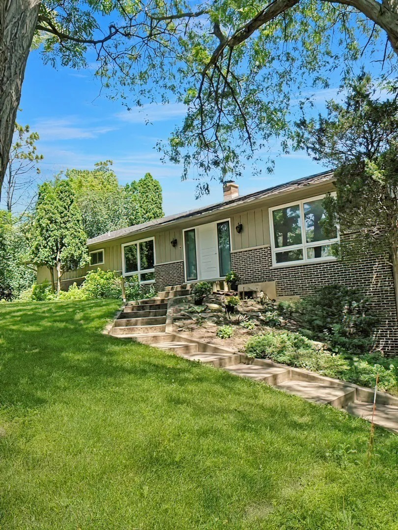 a view of a house with a yard