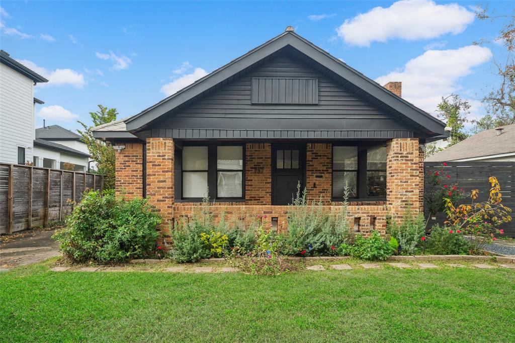 Welcome to 737 Columbia. An original 1920s bungalow transformed into an updated 3/2 home with all the modern amenities one could ask for.