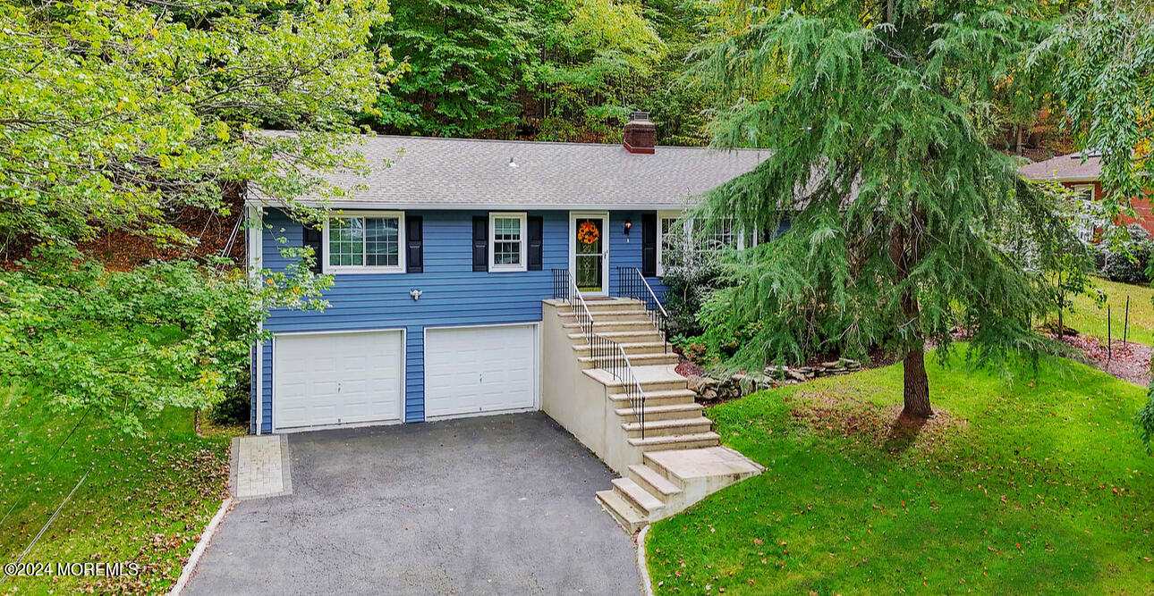 a view of a house with a yard