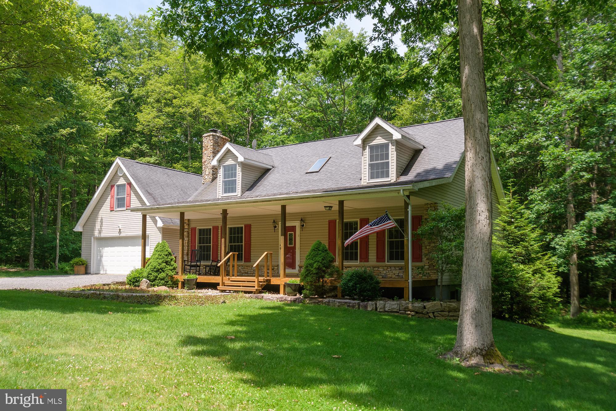 a view of a yard in front of house