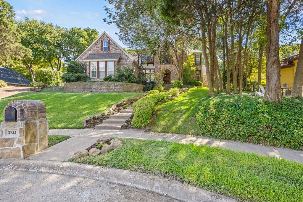 a view of front of house with entertaining space