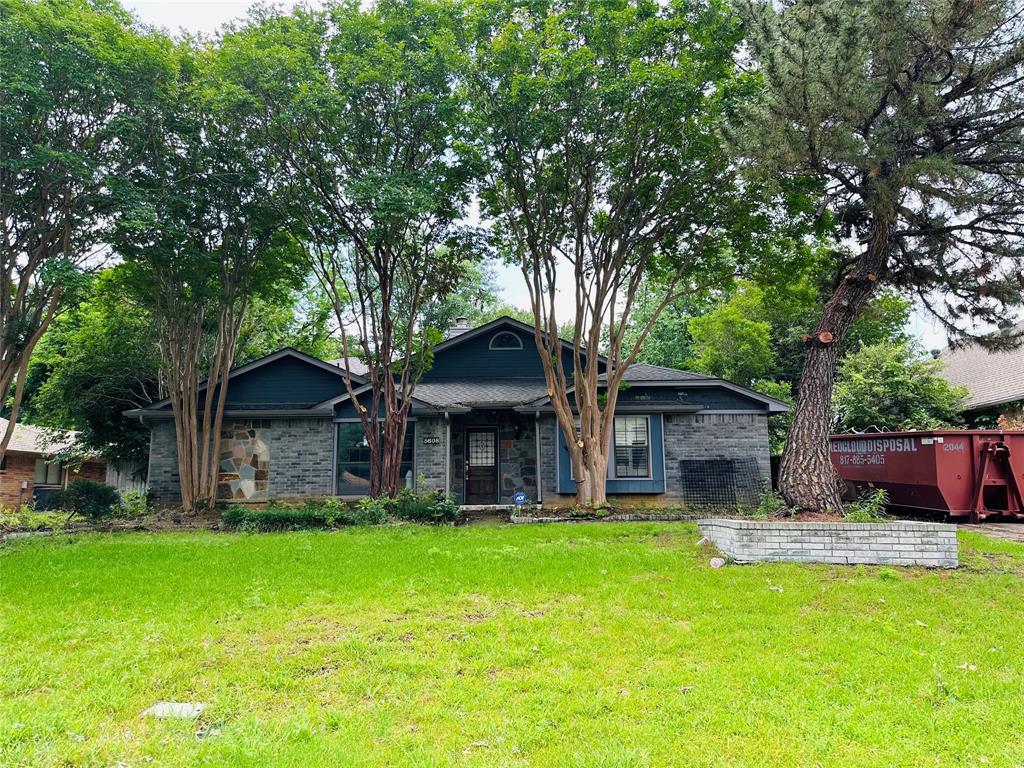 a view of house with a yard