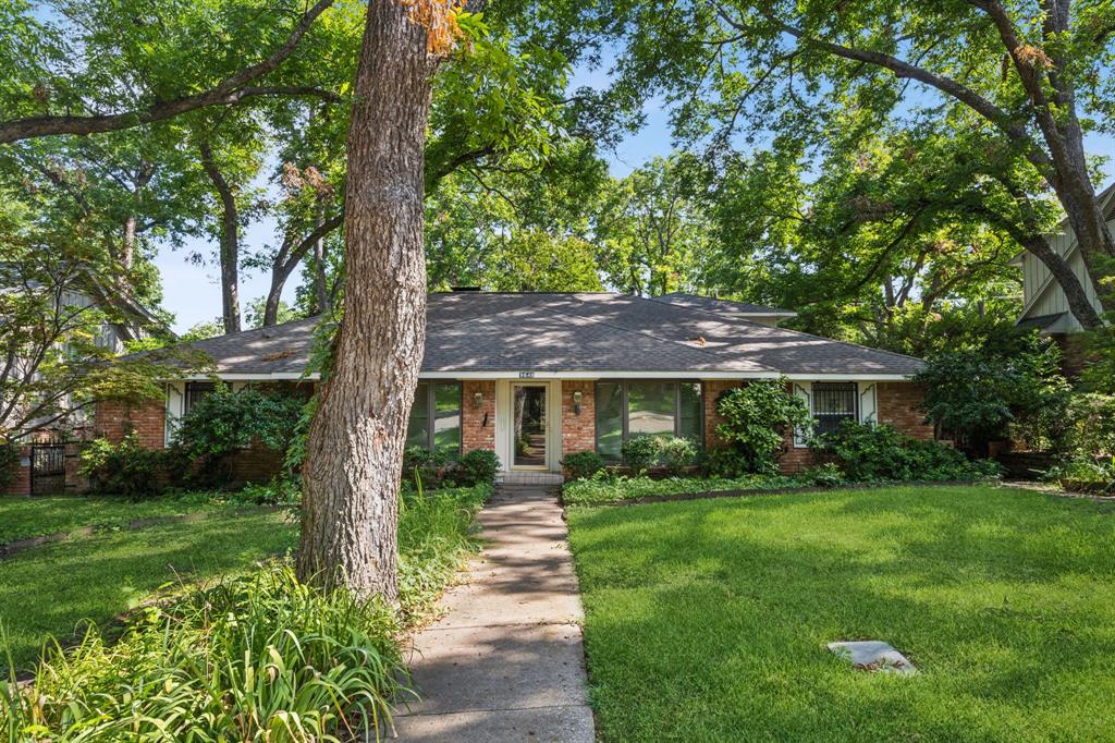 a view of a front of house with a yard