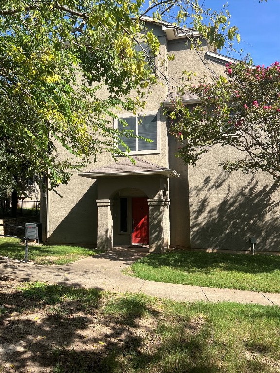 a front view of house with yard