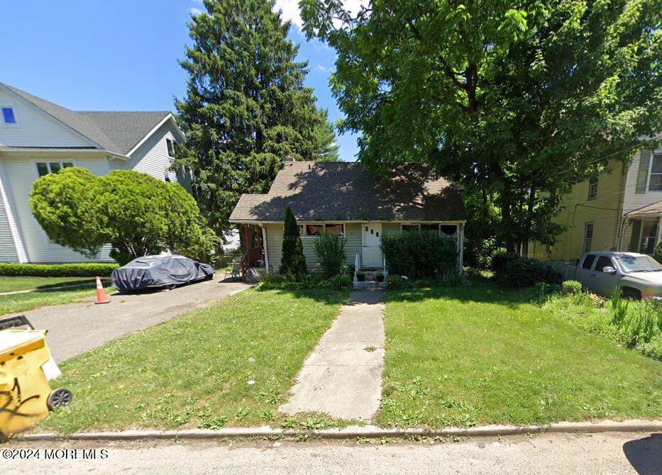 a view of a house with backyard