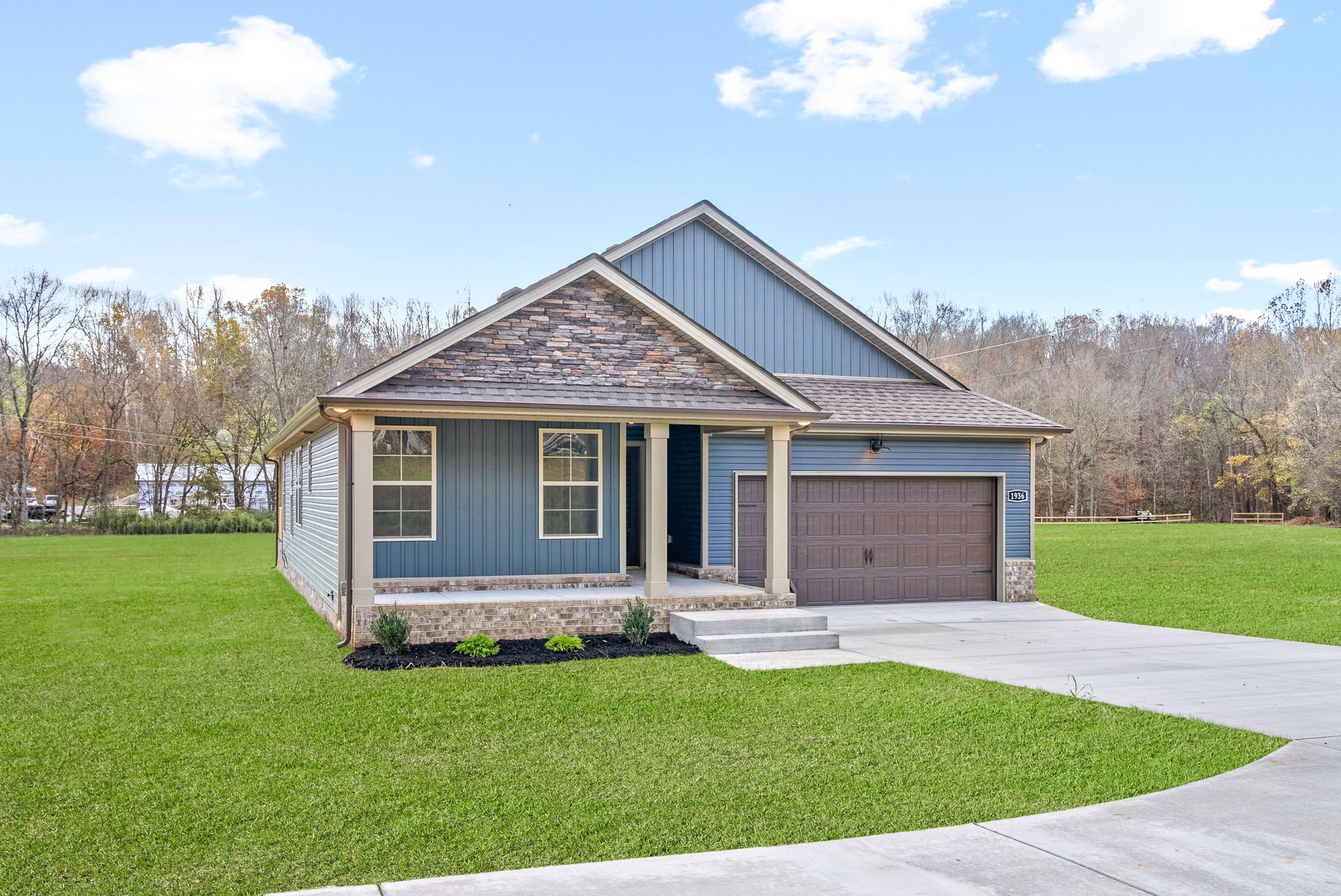 a view of a house with backyard and garden