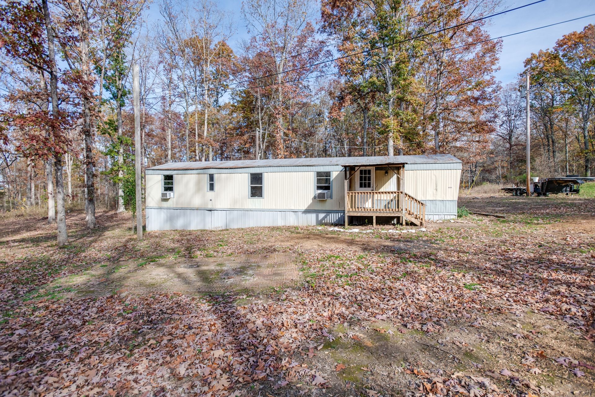 a view of a house with backyard and trees