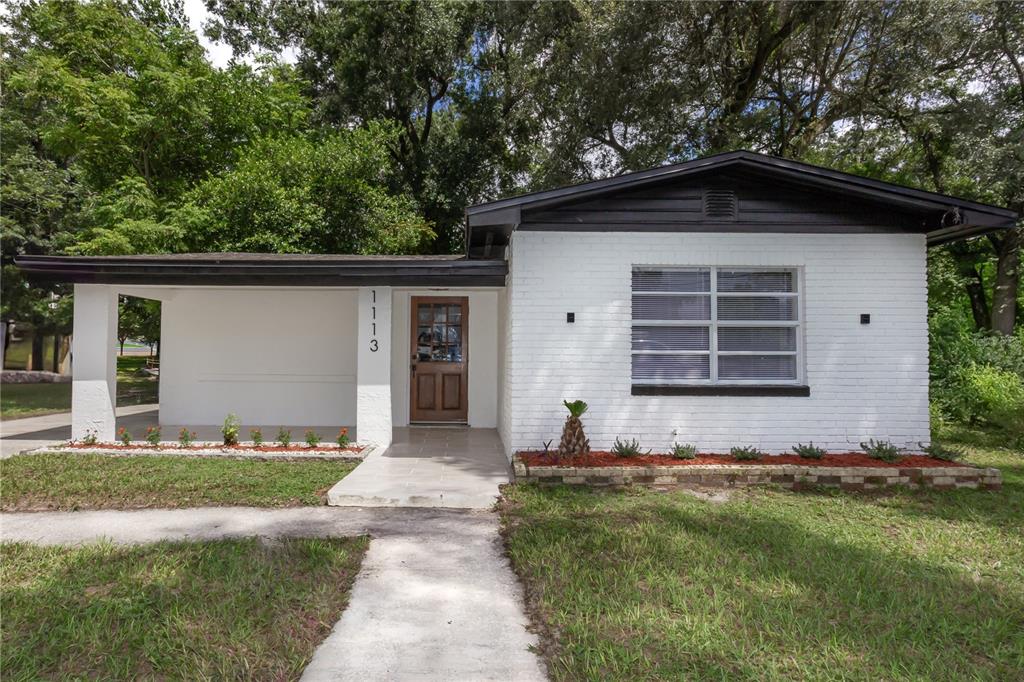 a front view of house with yard