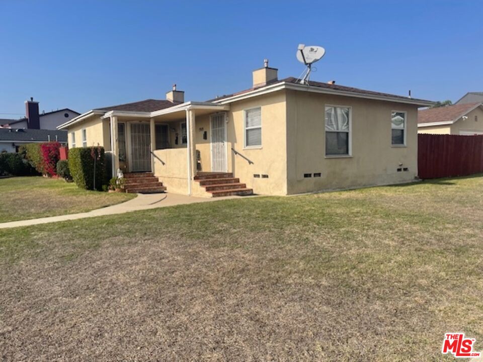 a view of a house with backyard