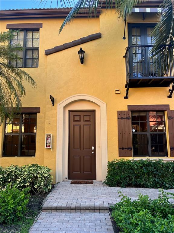 Property entrance with a balcony