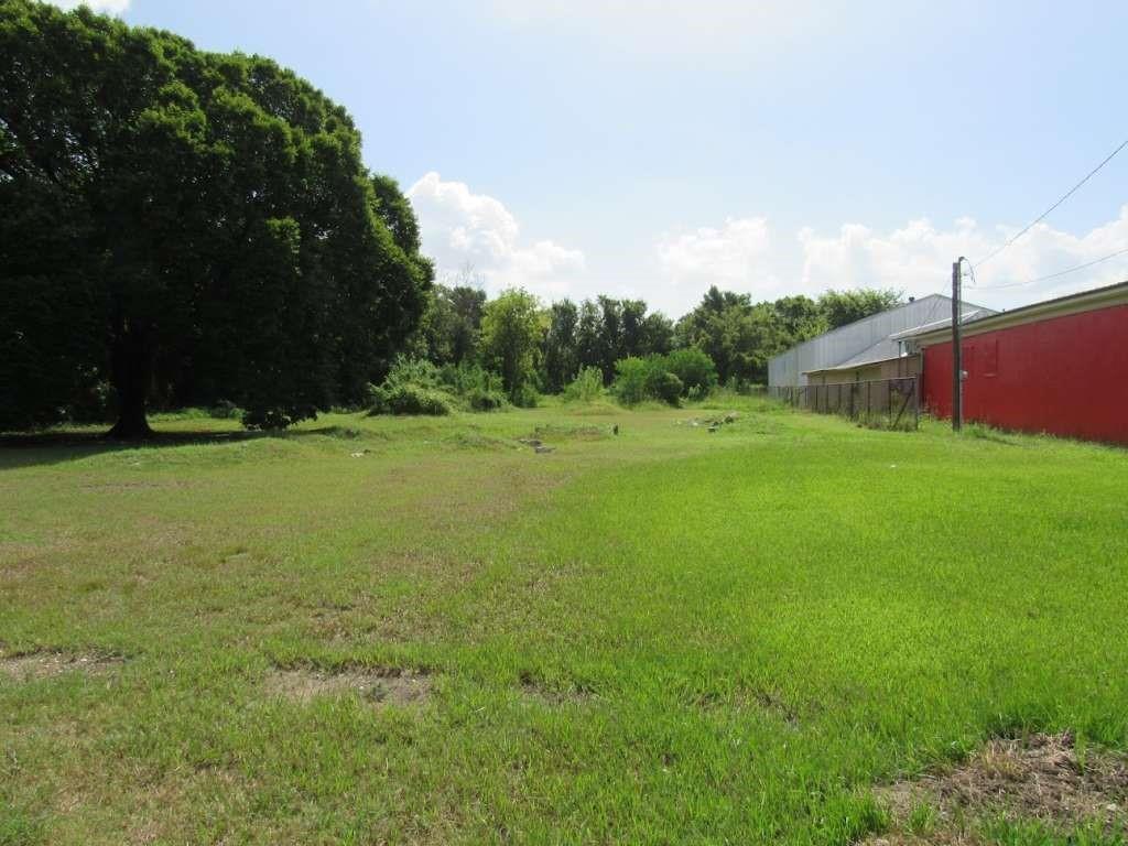 a view of an outdoor space and a yard