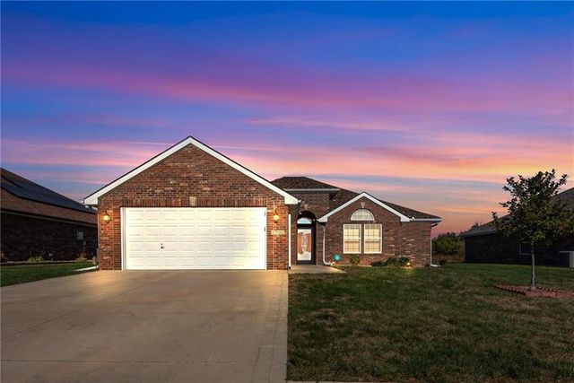 $360,000 | 1702 Northwest Creekland Drive | Grain Valley