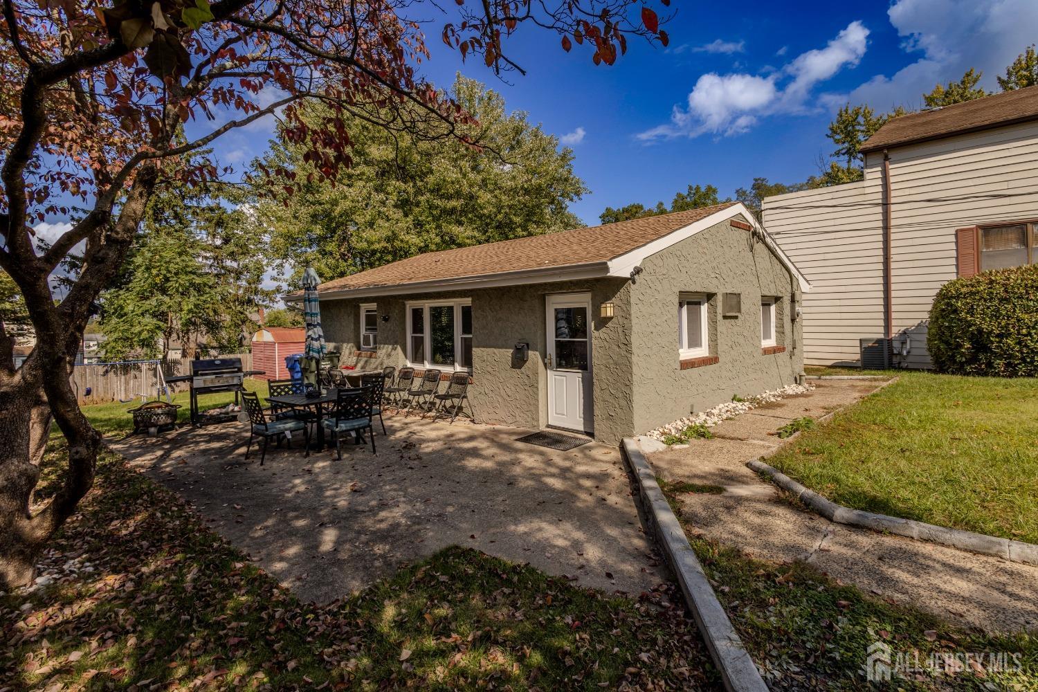 a view of a house with backyard