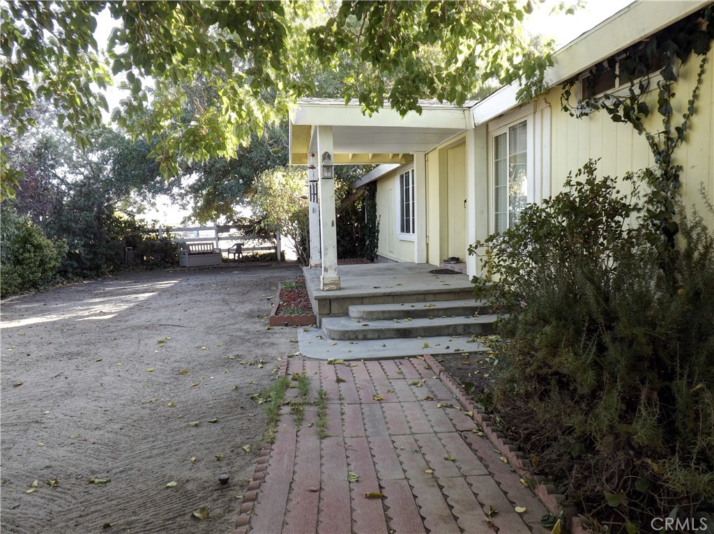 a view of a house with backyard and trees