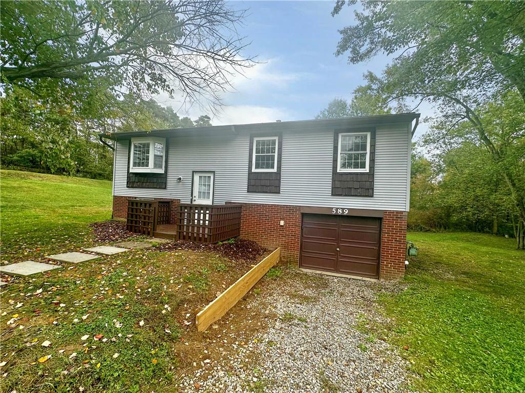 a view of a house with backyard and garden