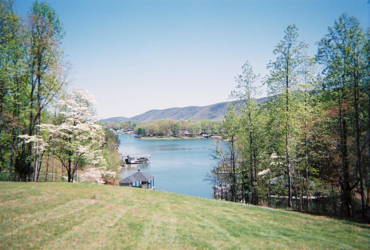 BEAUTIFUL LAKE AND MOUNTAIN VIEWS