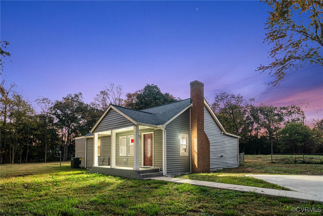 a view of a house with a yard