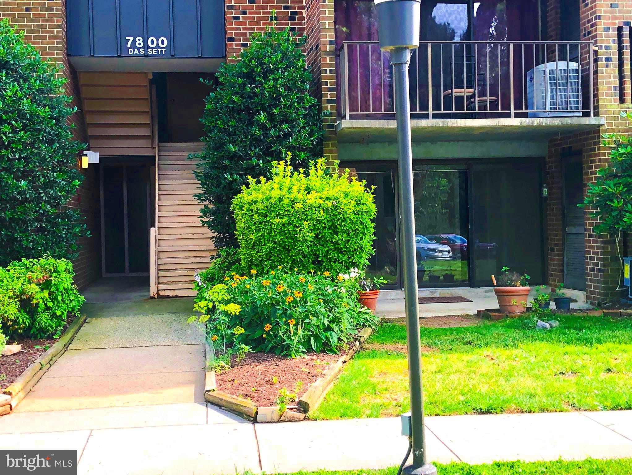 a view of a house with backyard and garden