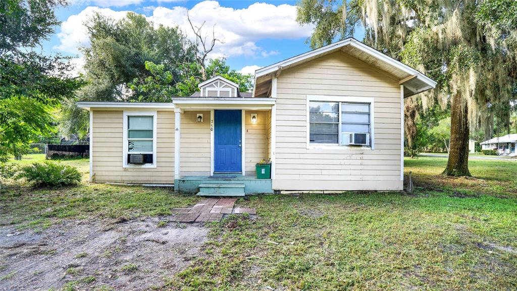 a view of a house with a yard