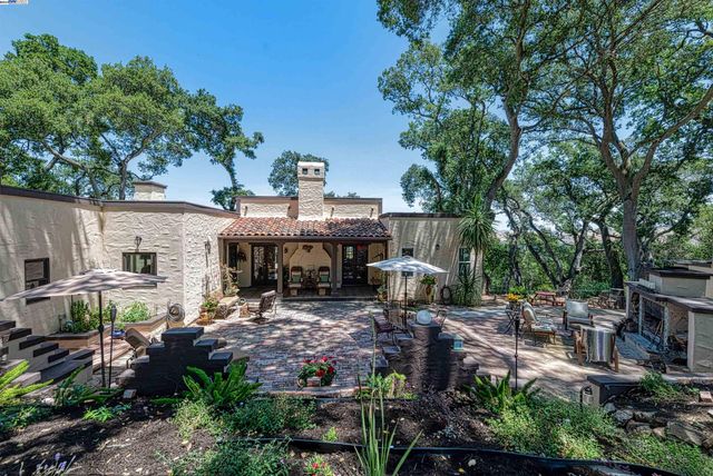 $3,890,000 | 20 Fairway Lane | Castlewood