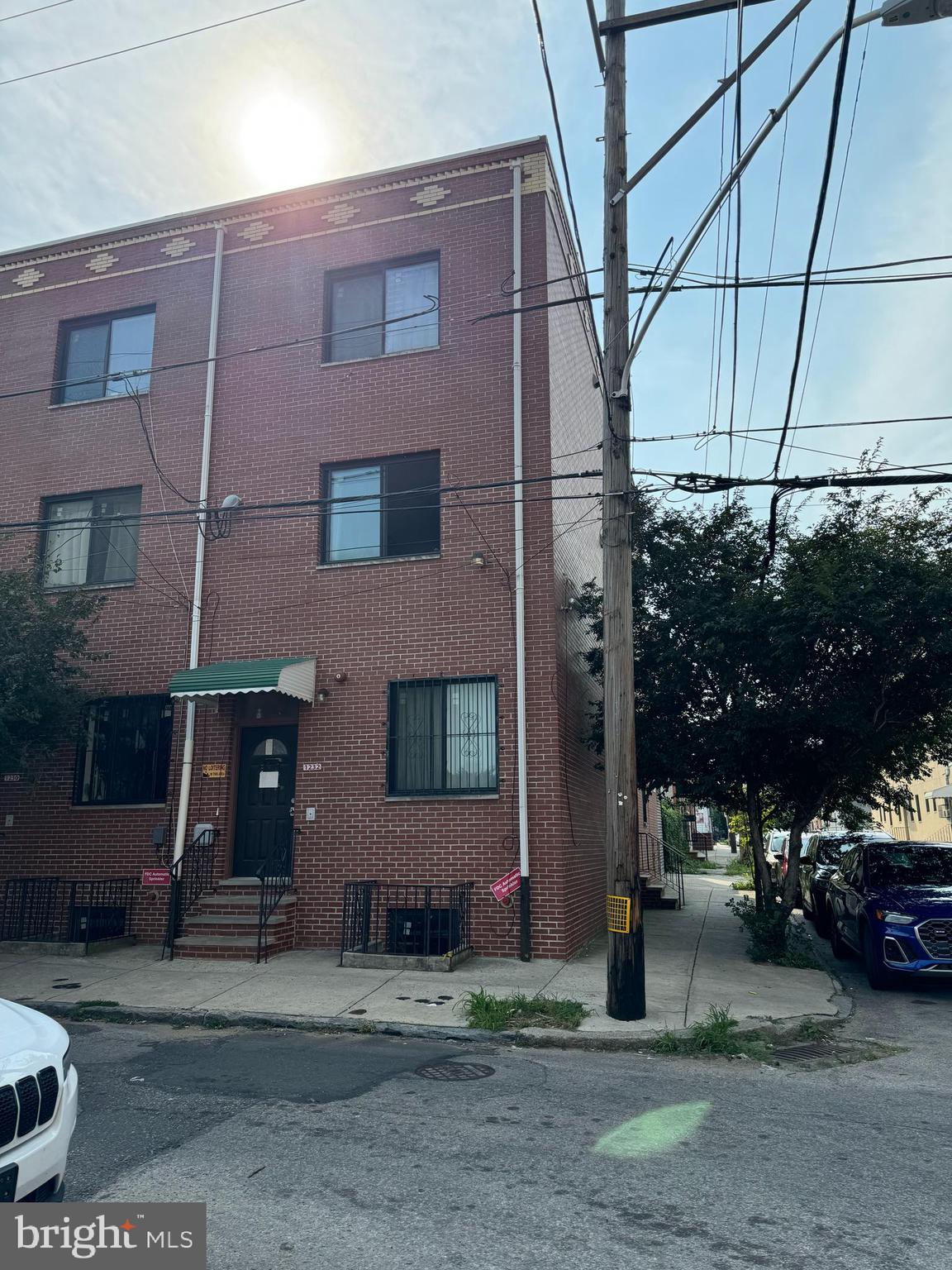 a brick building that has a lots of windows on it