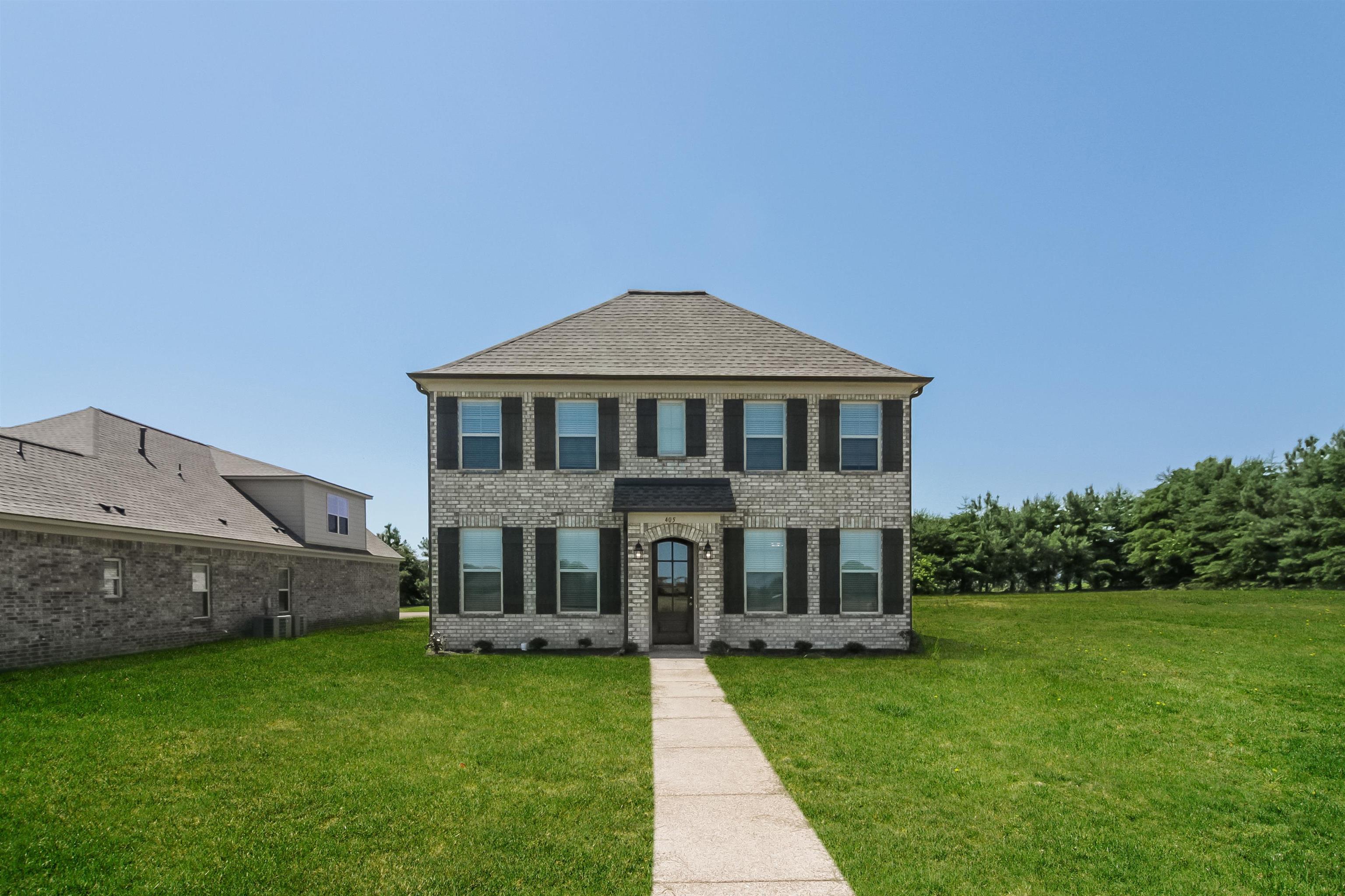 a view of a house with a yard