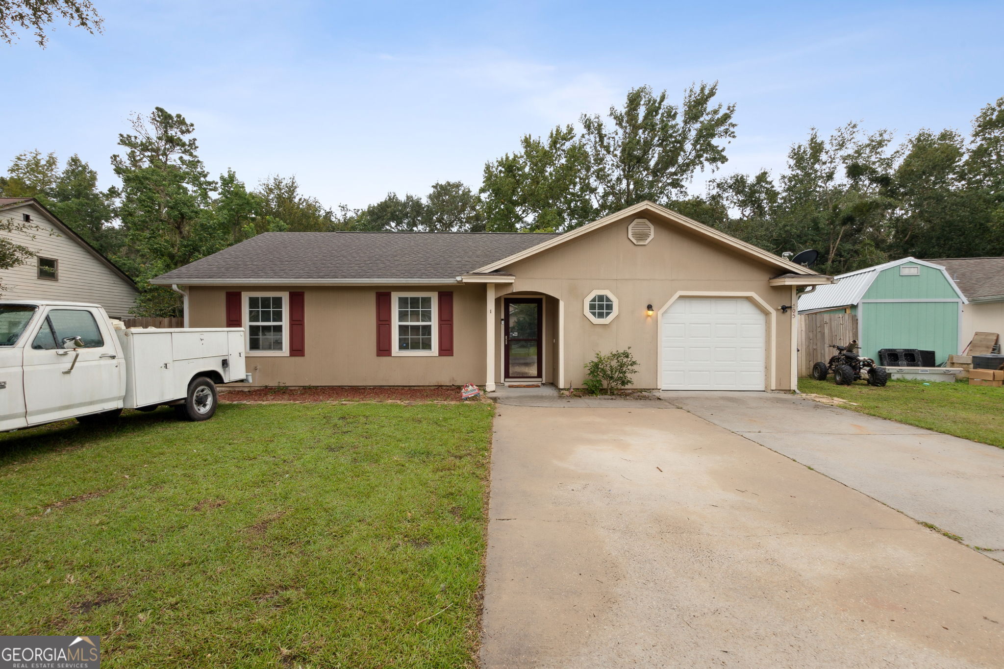 a view of a house with backyard