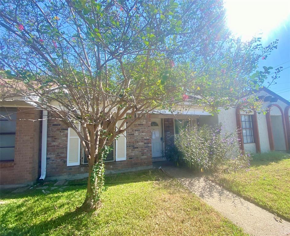 a view of a yard in front of house