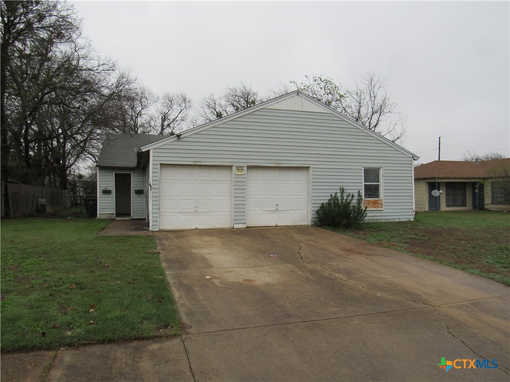 a front view of house with yard