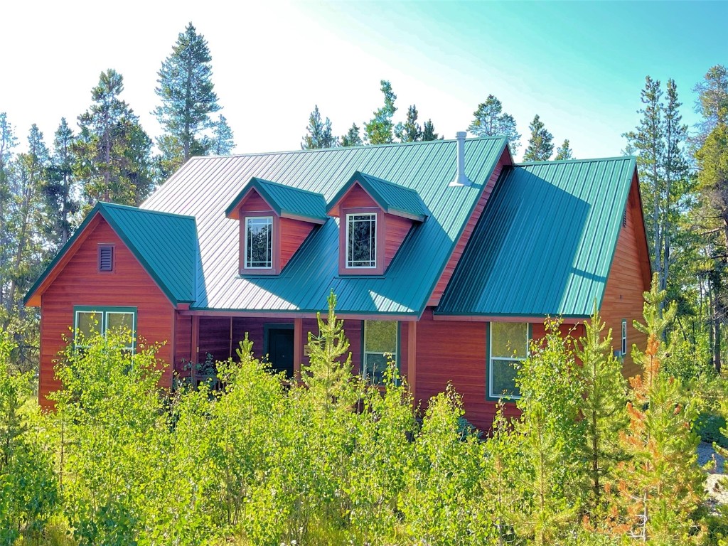 a view of a yard in front of house