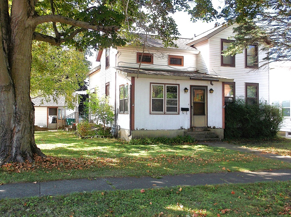 a view of a yard in front of a house