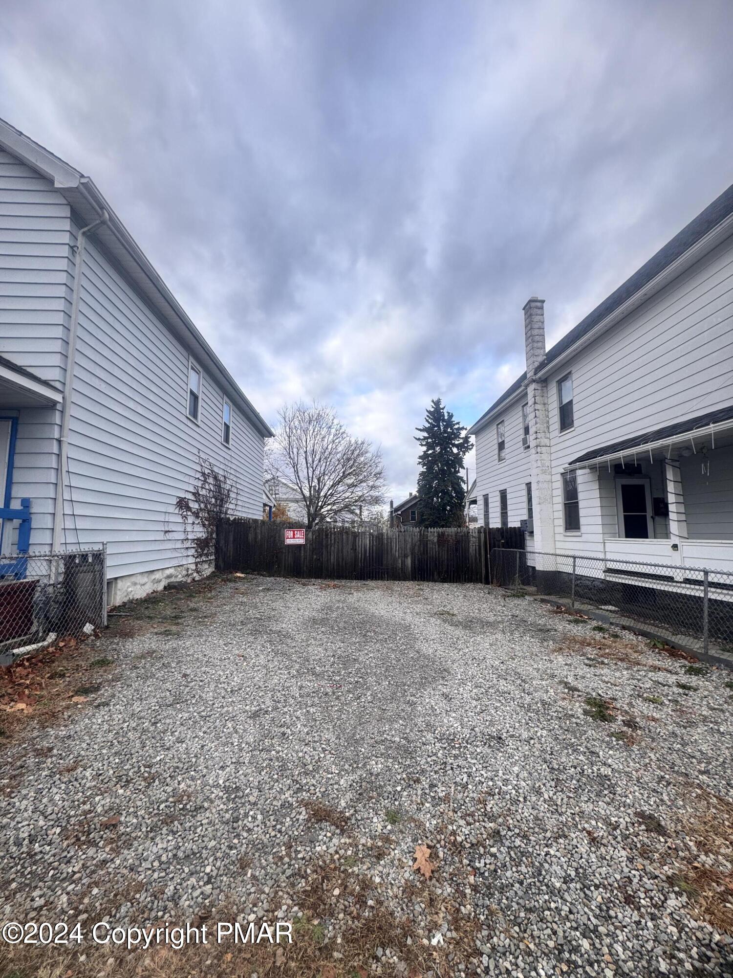 a view of a house with backyard