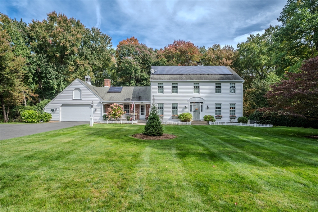 a view of a house with backyard and garden