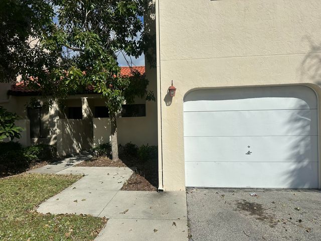 $229,900 | 8 Vía De Casas Sur, Unit 103 | Boynton Beach