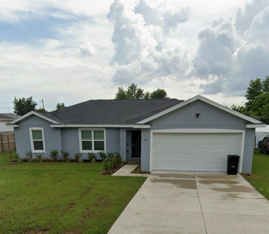 a view of a yard in front of house