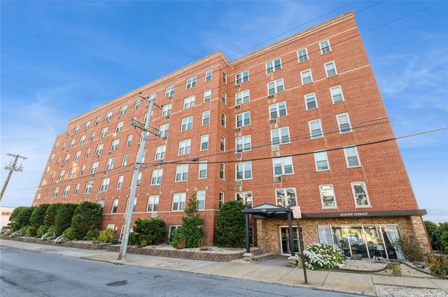 $649,000 | 560 West Broadway, Unit 6G | Westholme South