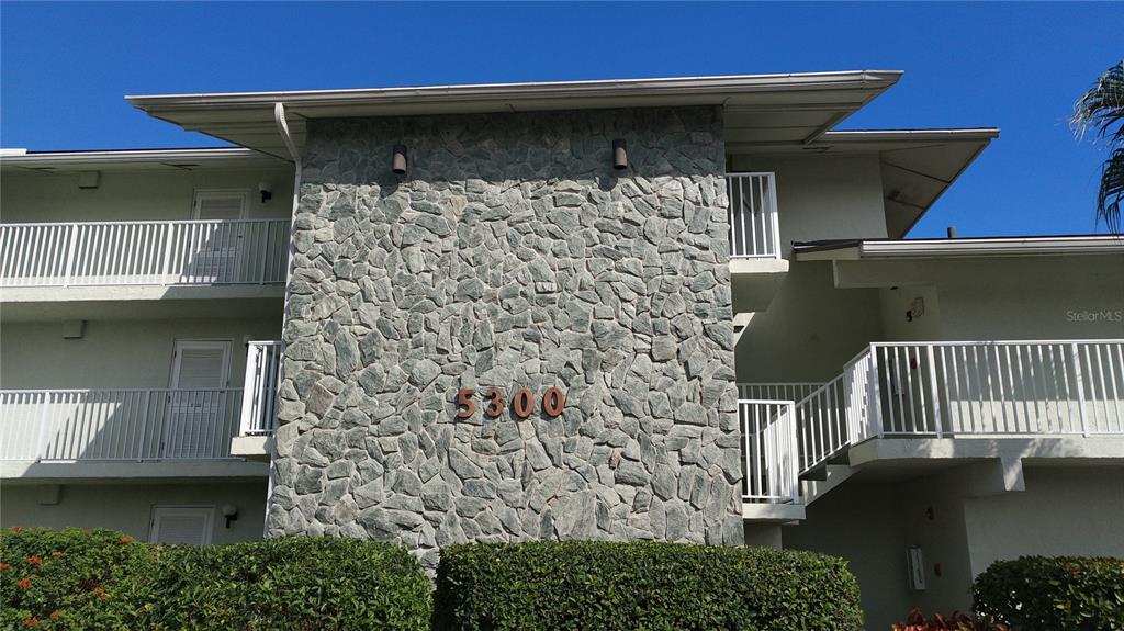 a view of entryway with outdoor area