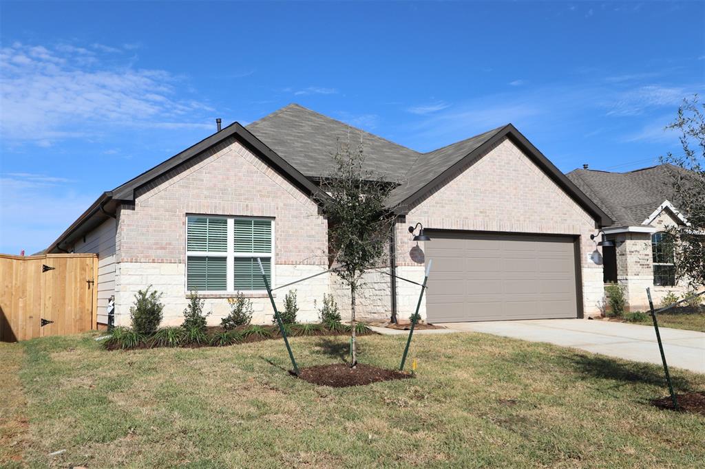 a view of a house with backyard