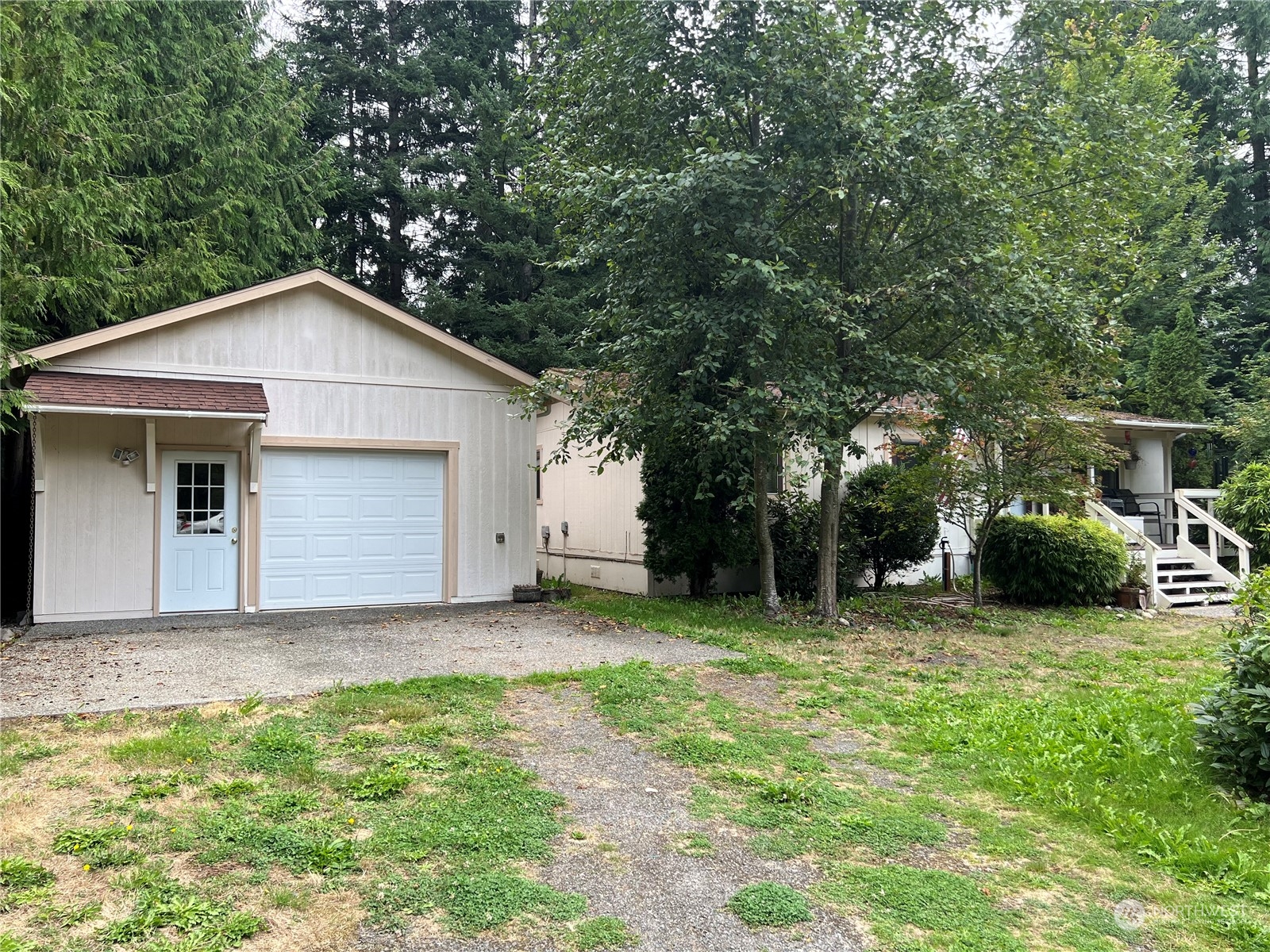 a view of a house with a yard