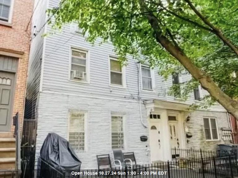 a view of a house with a backyard