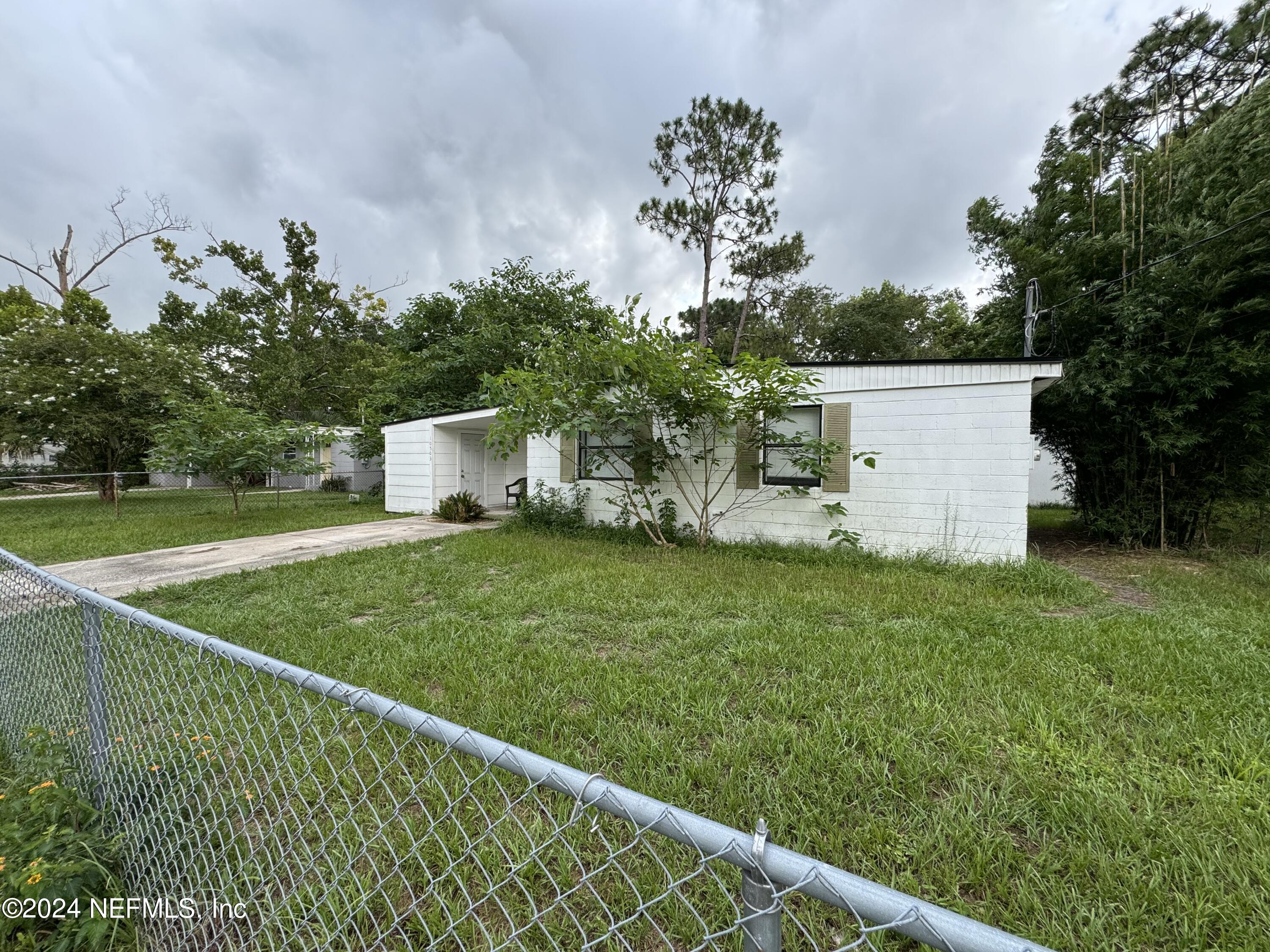 a view of a backyard